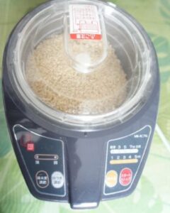 自家製精米機で米を精米しているところ