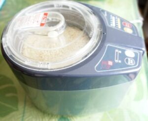 自家製精米機で米を精米しているところ・・横からの画像