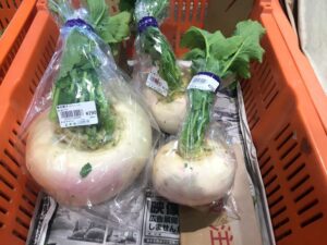 山田錦の館　野菜直売所で販売されているプラスチックトレイに入っている大・中・小のカブ