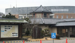 よかたん温泉を象徴する六角の屋根と左手に周辺マップが掲載されている