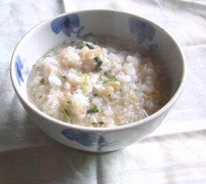出来上がった茶碗の盛り付けされた春の七草粥