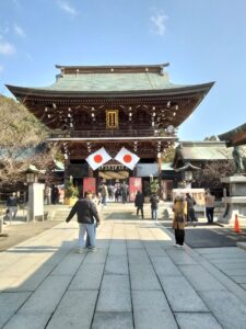 宮地嶽神社の大きなしめ縄が設置していある門