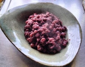 皿に盛られた発酵小豆