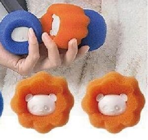 洗濯するときに投入すると毛がキャッチできる円形のスポンジ