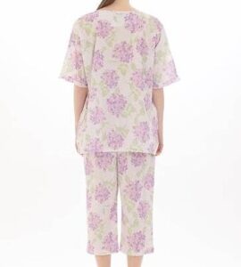 高島ちぢみの半袖パジャマを着て後ろを向いた女性