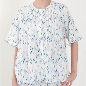リーフ柄の高島ちぢみを着た女性