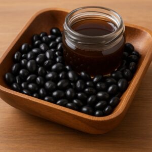 黒豆の入ったトレーにグラスに入った黒豆エキスの画像