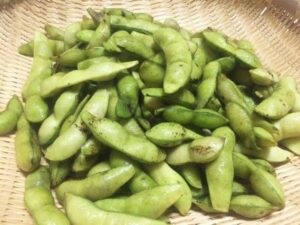 ざるに盛られた丹波黒豆の枝豆