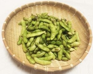 丸いざるに盛られた丹波黒豆枝豆