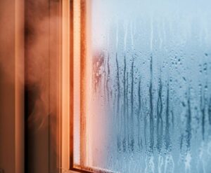 室内に結露が出来ている画像