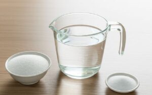水・砂糖・塩の経口補水液の材料の画像