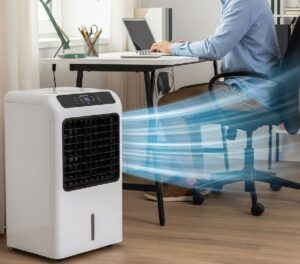 デスクワークしているとなりでスポットクーラーを使用している画像
