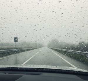 雨の中ドライブ中の前方の視界