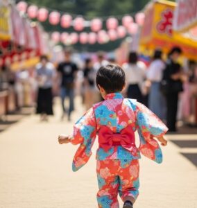 夏祭りにこどもが屋台が並ぶ道えおセパレートゆかたを着て歩いている後ろ姿