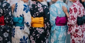 ５人の女性がいろいろな浴衣を着ている後姿