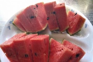 シャギシャキ感のあるカットしたスイカ