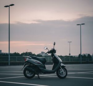 駐車場に停車された50㏄バイク