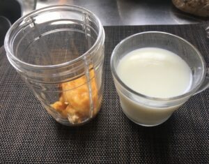 ポポーのシェイクの材料。実と牛乳の画像