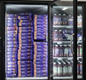 コストコの令凍庫の扉越しに見た大容量アサイー