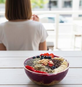 白いテーブルに置かれたアサイーボウルのアップ写真