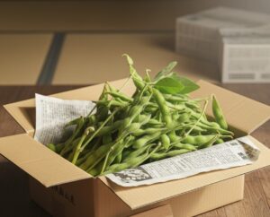 ダンボール箱の蓋が開けられ、中に新聞紙に包まれた枝付きの丹波黒枝豆が覗いている画像