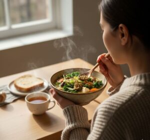 朝食に温かい腸活スープを楽しむ瞬間