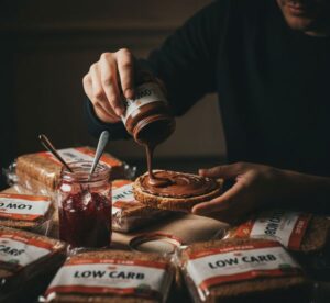 問糖質の食品を食べ過ぎている画像
