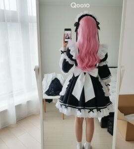 全身鏡越しのコスプレ衣装を着ている試着中の後ろ姿