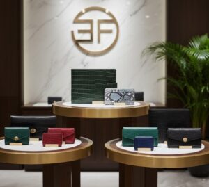 三京商会の財布が並べられた、洗練された雰囲気のディスプレイ画像