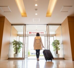 東横インから出ていくイメージの画像