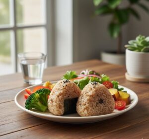 発ありがとうございました。今日も素晴らしい記事ができまし 発芽玄米のおにぎりとサラダの画像