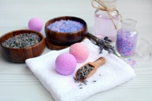 タオルの上に置かれた入浴剤や容器に入った入浴剤の画像