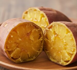 紅はるかや安納芋のような、ねっとり系の焼き芋の断面。