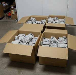 キュアリングして新聞紙にまいて箱詰めが終わった画像
