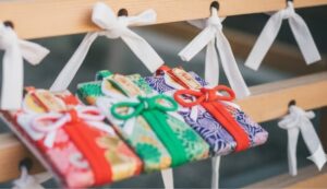 初詣の境内に奉納されたお守りの画像