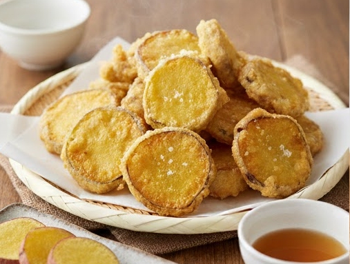 テープルに載った栗かぐやにさつまいも画像