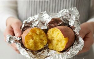 アルミホイルに包まれた栗かぐやのやきいもの画像