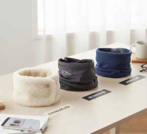 3種類のネックウォーマーが展示してある画像
