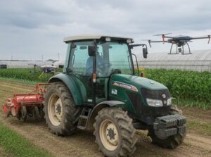 トラクターやドローンなどの活用が望まれる農業の運営コストの画像