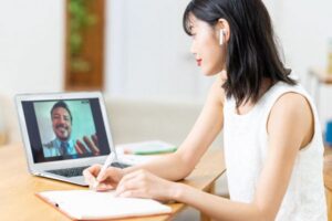 インターネットでレッスンを受けている画像