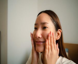 ホホバオイルを頬に塗っている画像