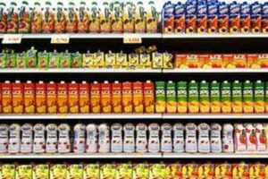 店頭に陳列されたアーモンドミルク
