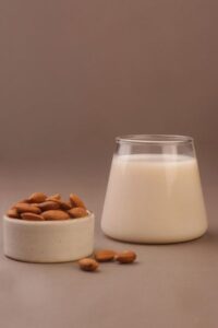 容器に入ったアーモンドミルク