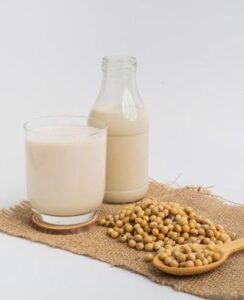 グラスと瓶に入った豆乳