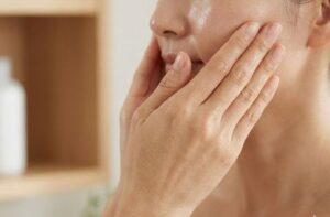 頬に手を当てられて状態を確認してもらっている画像