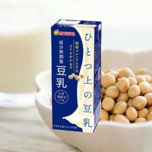 豆乳のｓ英品画像と白い皿に入った大豆の画像
