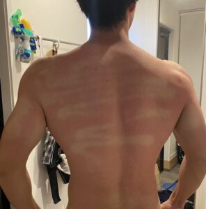 日焼けした背中の画僧