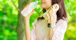 屋外でリンゴ酢ウォーターえお飲んでいる画像