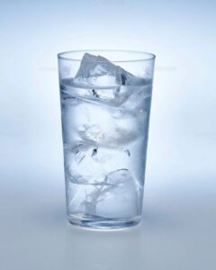 氷グラスに入った炭酸水