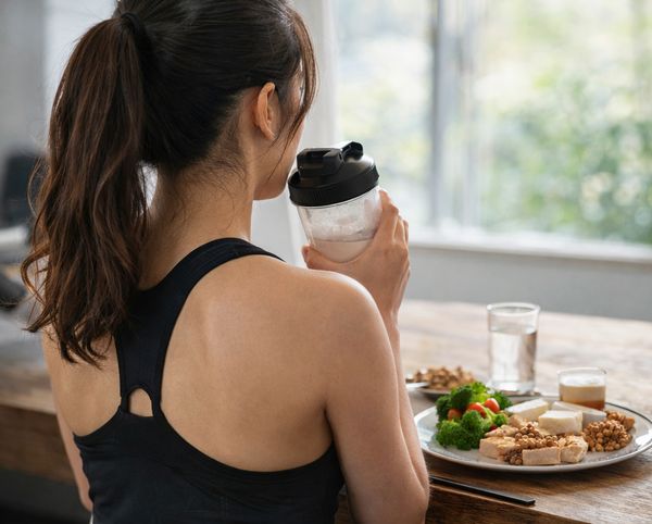 バランスのよい食事とプロテインを摂取している画像